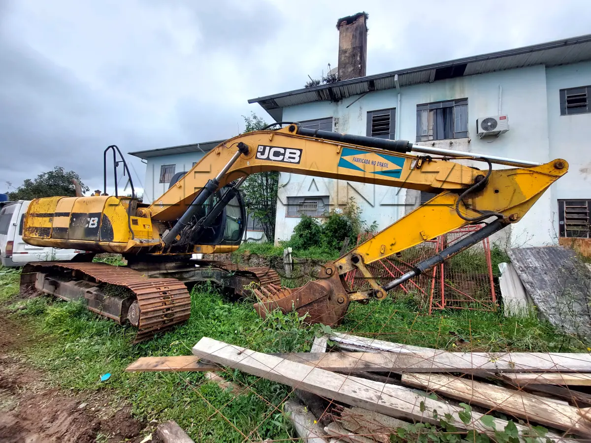 LOTE 041 - ESCAVADEIRA HIDRAULICA JCB 200 - ANO 2011