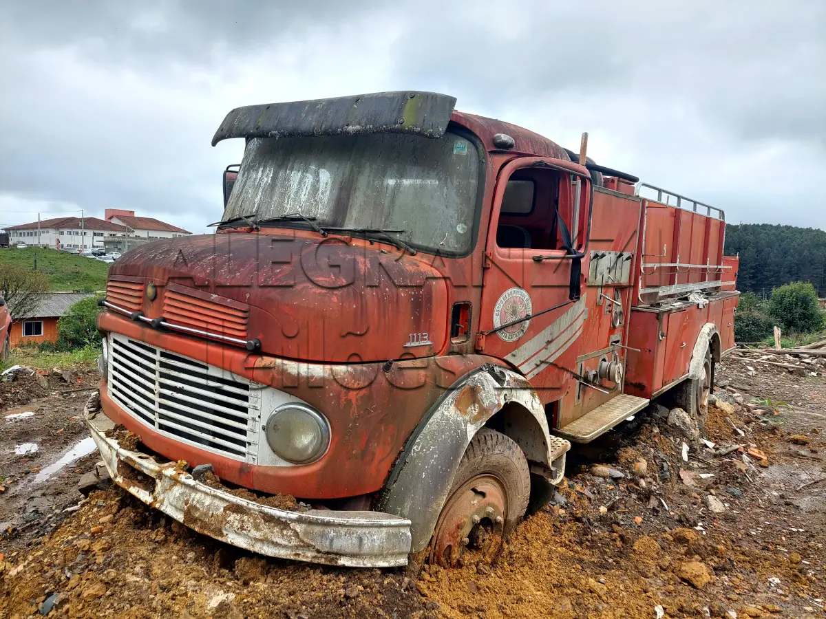 LOTE 025 - SUCATA DE VEÍCULO BAIXADO / CAMINHÃO MERCEDES BENZ/L 1113 (BOMBEIRO) / ANO/MODELO 1979/1979