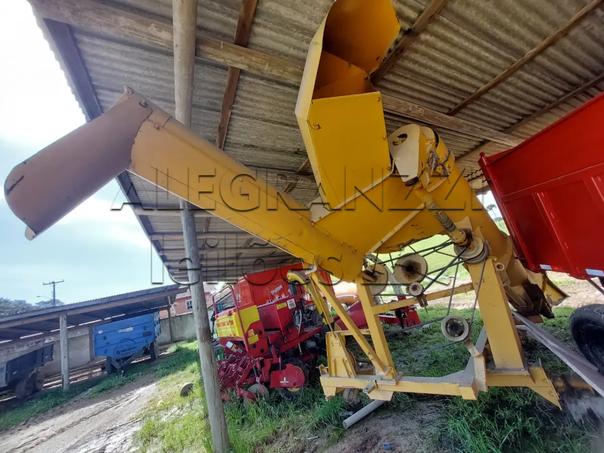 LOTE 022 - COLHEDORA DE ESPIGAS DE MILHO COMBINE