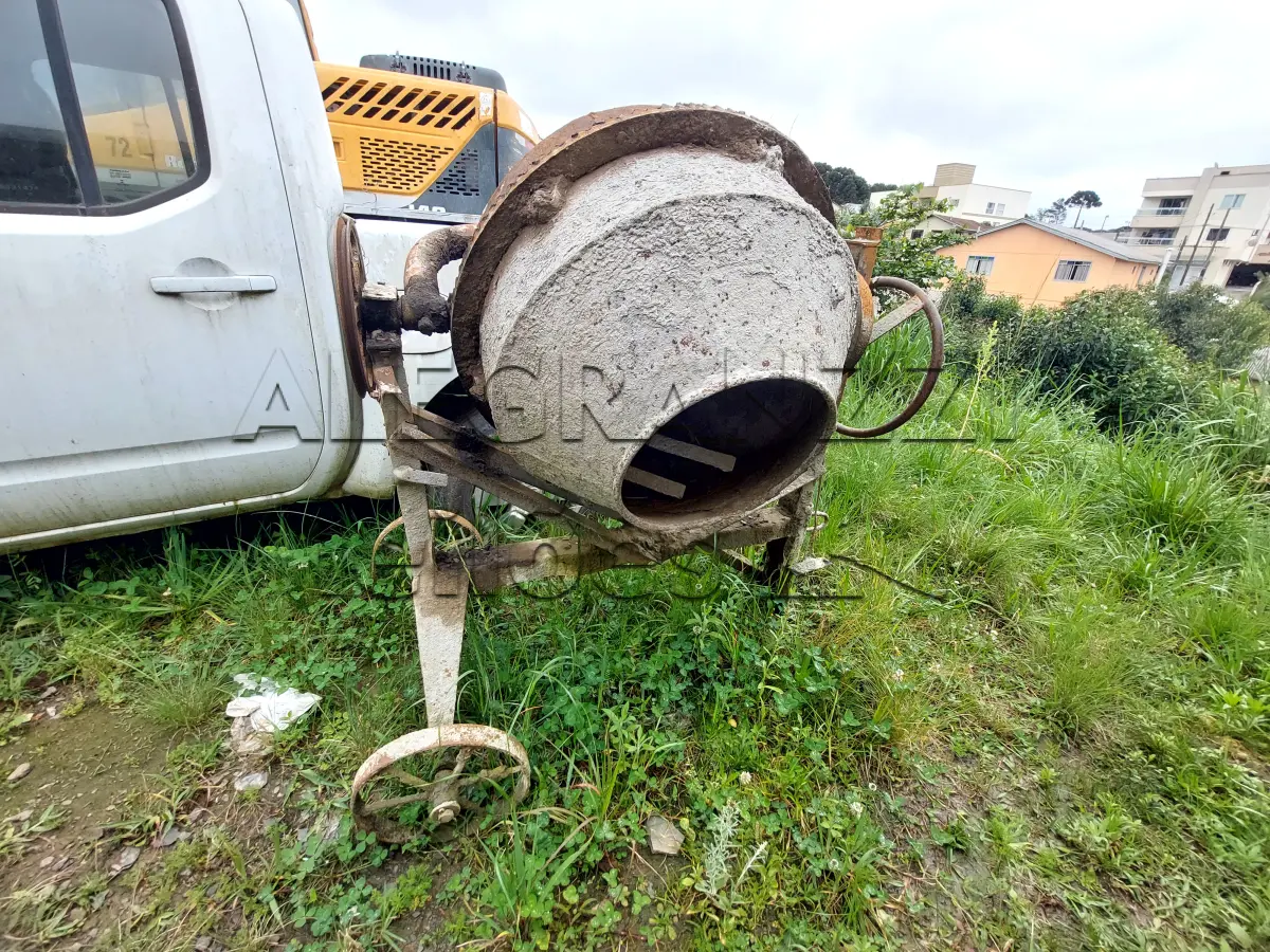 LOTE 024 - BETONEIRA 220 LT