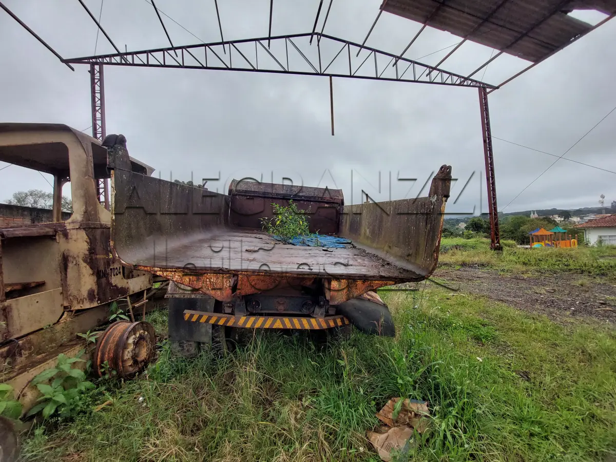 LOTE 043 - SUCATA DE VEÍCULO BAIXADO FORD CAMINHÃO F600 BASCULANTE - ANO 1980/1980