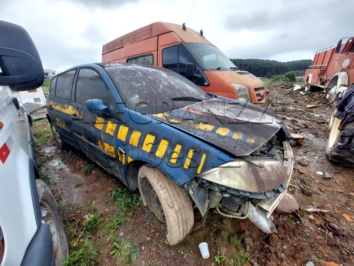 LOTE 028 - SUCATA DE VEÍCULO BAIXADO / RENAULT/MEGANE SD EXPR 20 / ANO/MODELO: 2009/2009