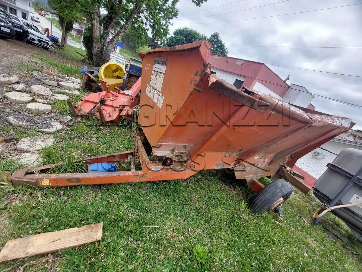 LOTE 015 - DISTRIBUIDOR DE CALCÁRIO E ADUBO IPACOL