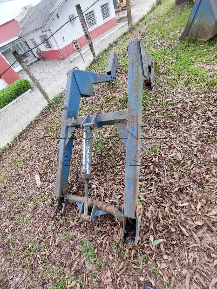 LOTE 018 - PLAINA AGRÍCOLA CARREGADEIRA LEVANTE AZUL / METAL FREITAS / MODELO CONCHA