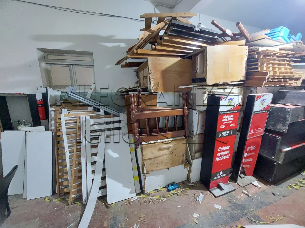 LOTE 008 - LOTE DE MÓVEIS EM GERAL