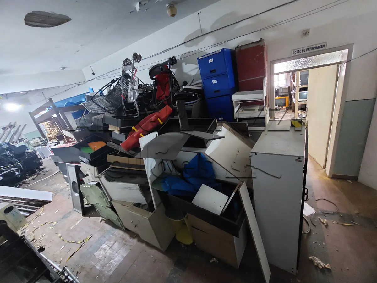 LOTE 008 - LOTE DE MÓVEIS EM GERAL