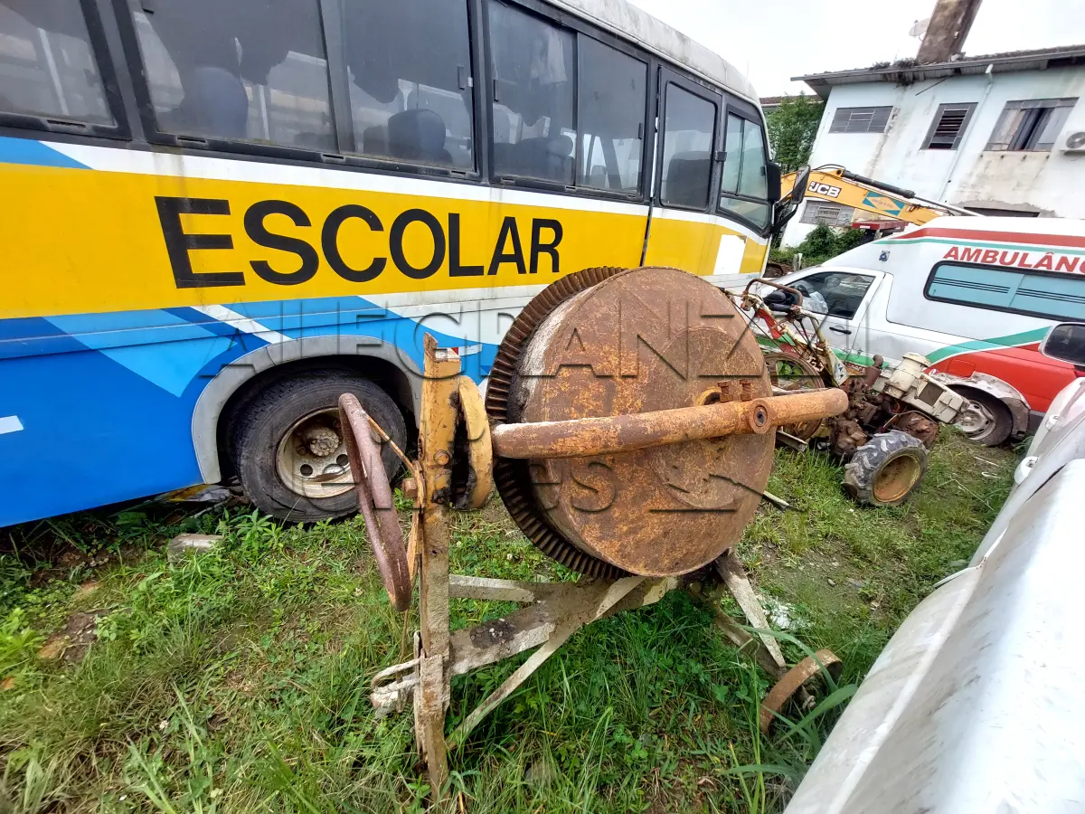 LOTE 024 - BETONEIRA 220 LT