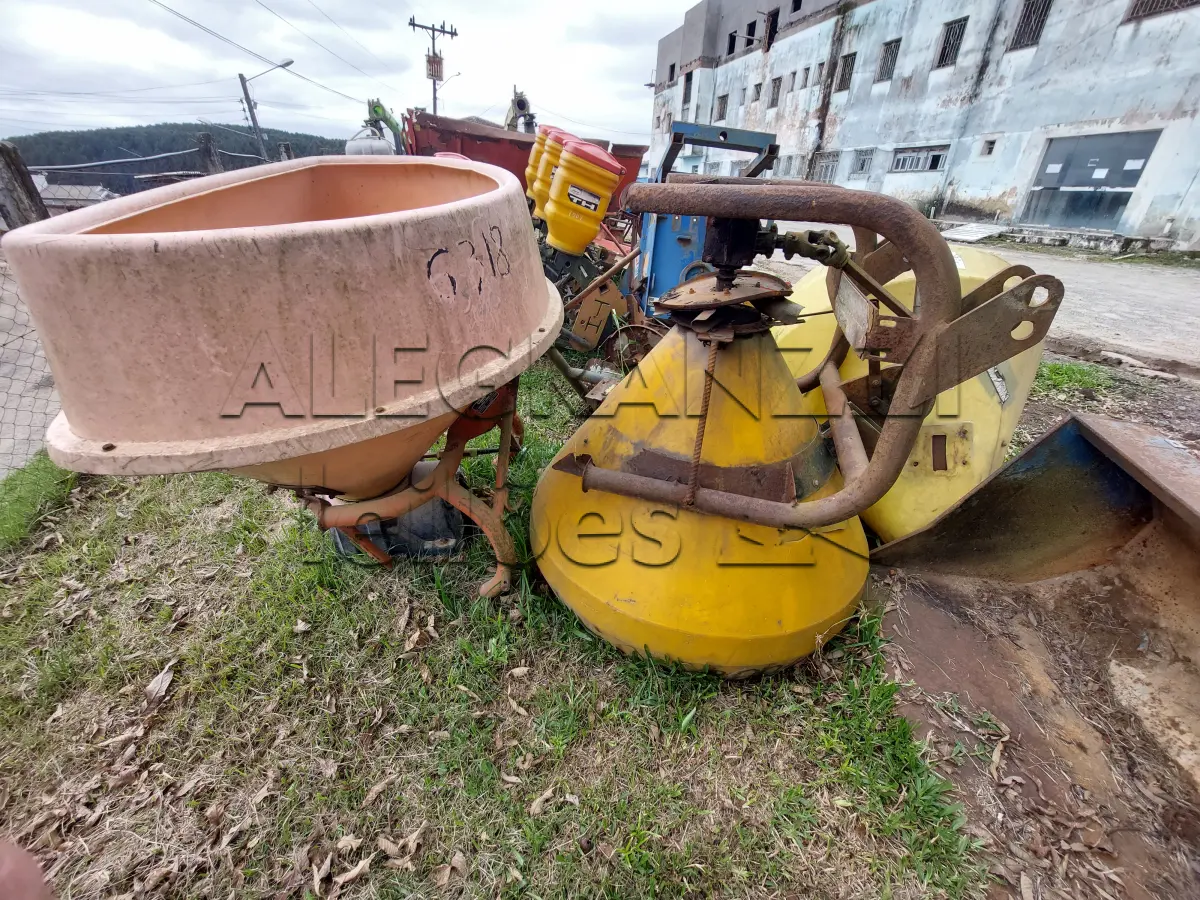 LOTE 019 - SEMEADEIRA 490 I MAX / SEMEADEIRA ADUBADEIRA SIGA / DISTRIBUIDOR DE SEMENTES VICON