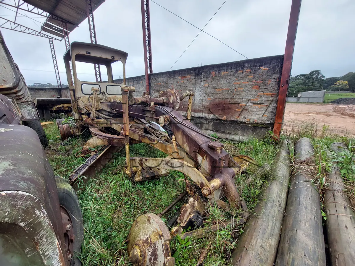 LOTE 044 - SUCATA DE MOTONIVELADORA CATERPILLAR - ANO 1980/1980