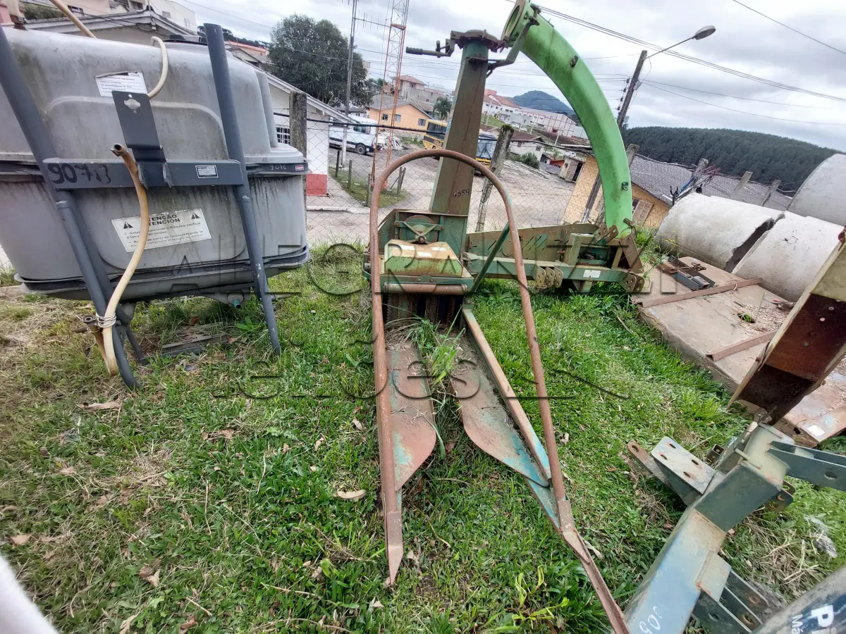 LOTE 020 - COLHEDORA DE FORRAGENS CUSTOM