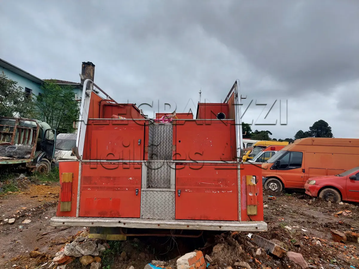 LOTE 025 - SUCATA DE VEÍCULO BAIXADO / CAMINHÃO MERCEDES BENZ/L 1113 (BOMBEIRO) / ANO/MODELO 1979/1979