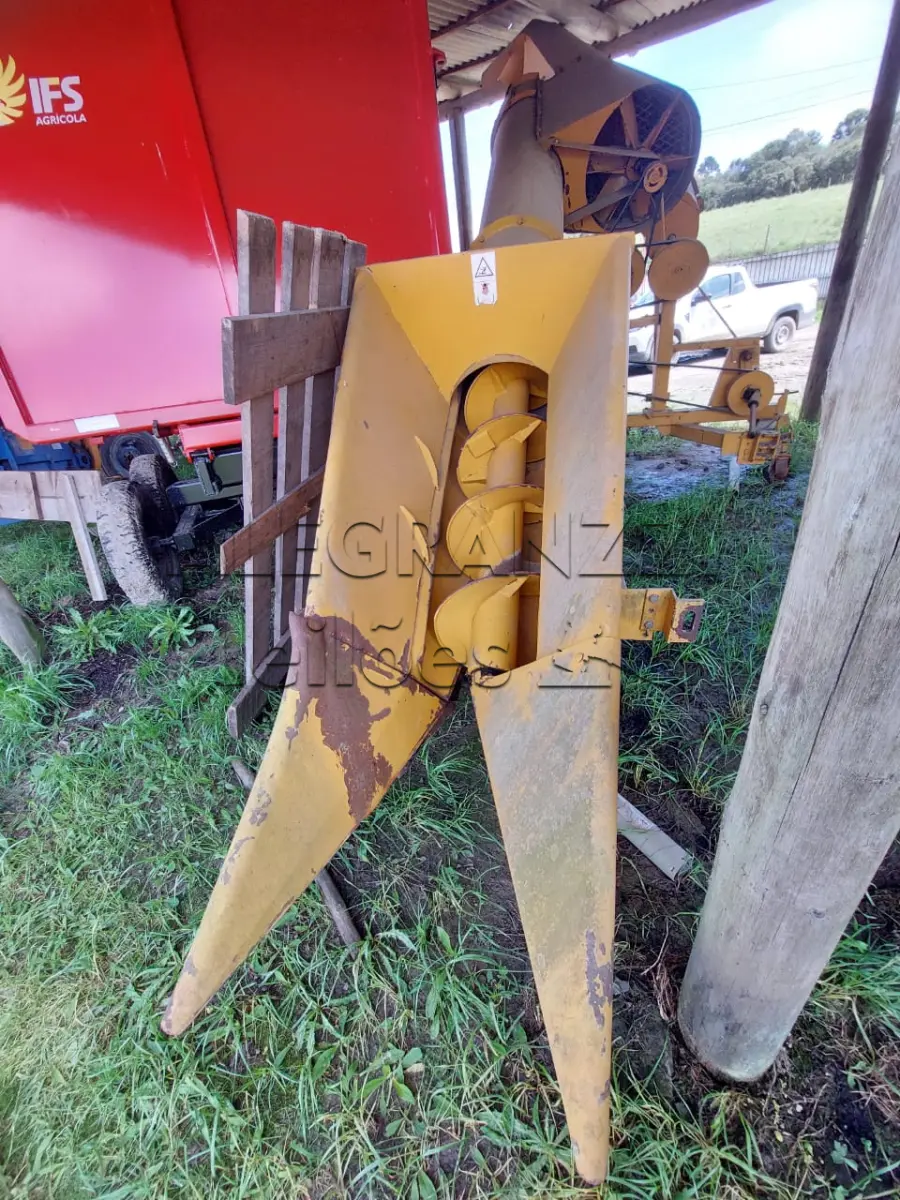 LOTE 022 - COLHEDORA DE ESPIGAS DE MILHO COMBINE