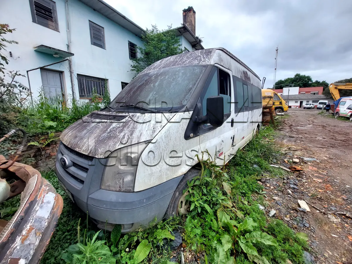 LOTE 034 - FORD TRANSIT BUS 350 l - ANO 2008/2009 - 16 LUGARES - NÃO FUNCIONA