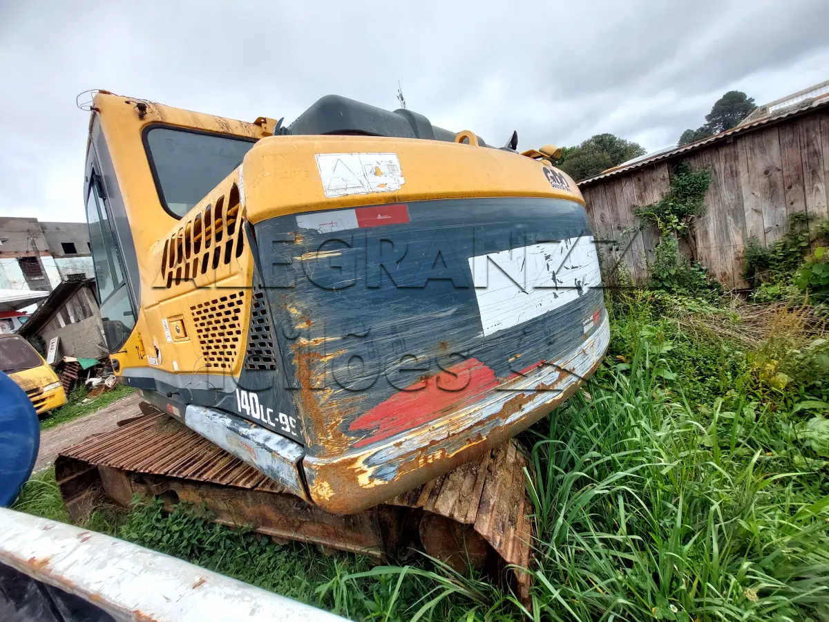 LOTE 042 - ESCAVADEIRA R140LC HYUNDAY - ANO 2014