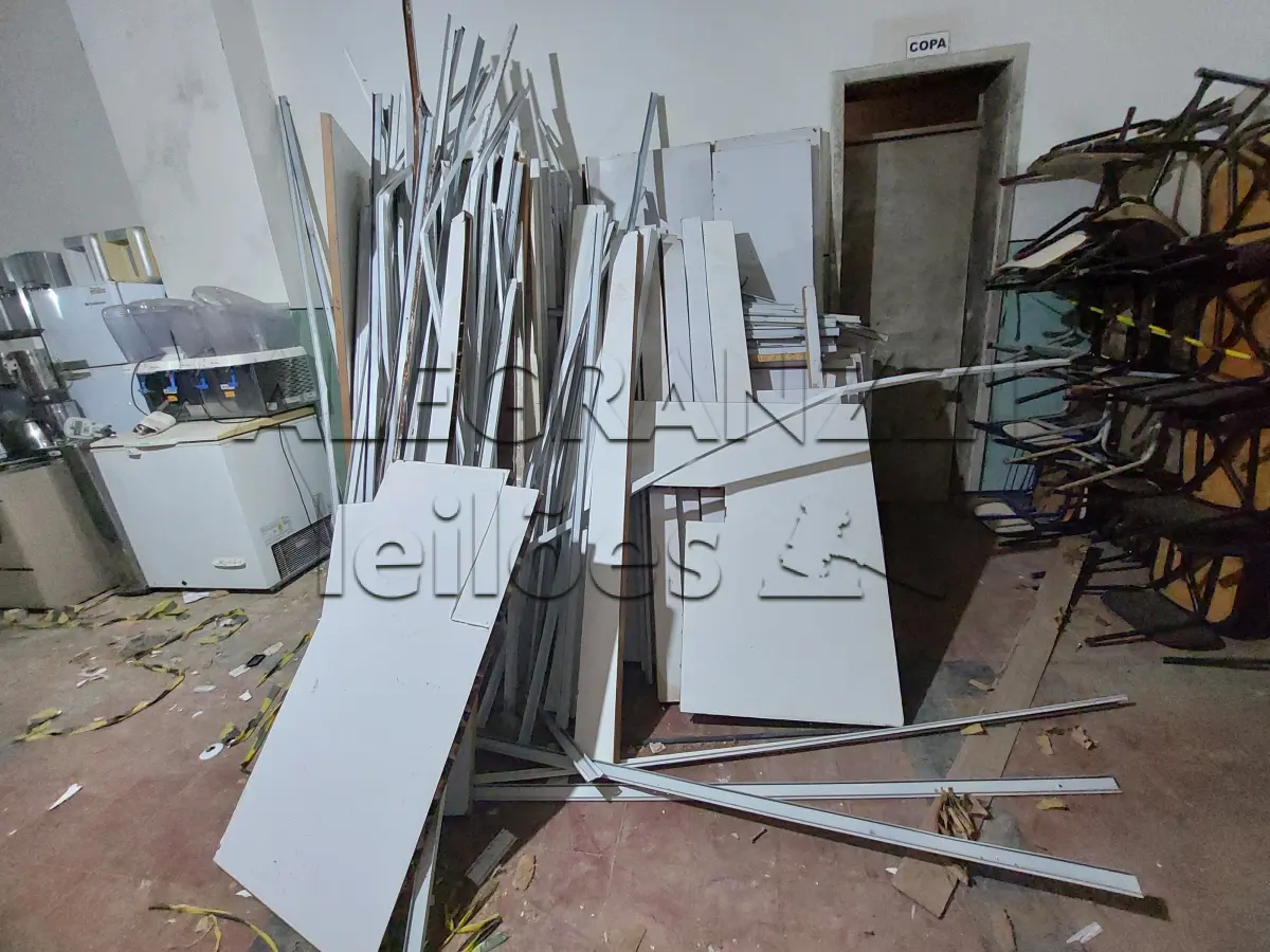 LOTE 004 - LOTE DE DIVISÓRIAS