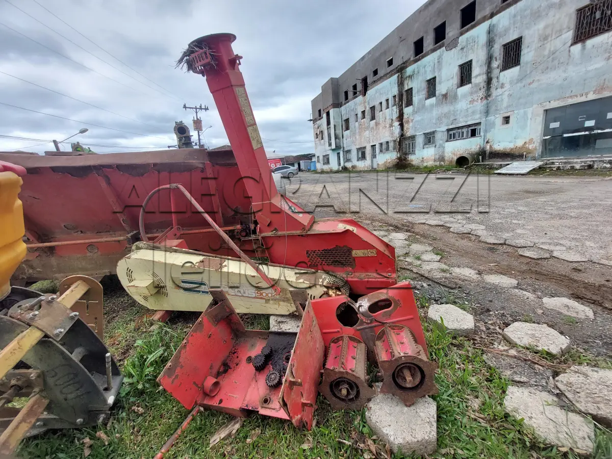 LOTE 017 - COLHEDORA FORRAGEIRA (ENCILADEIRA) NOGUEIRA