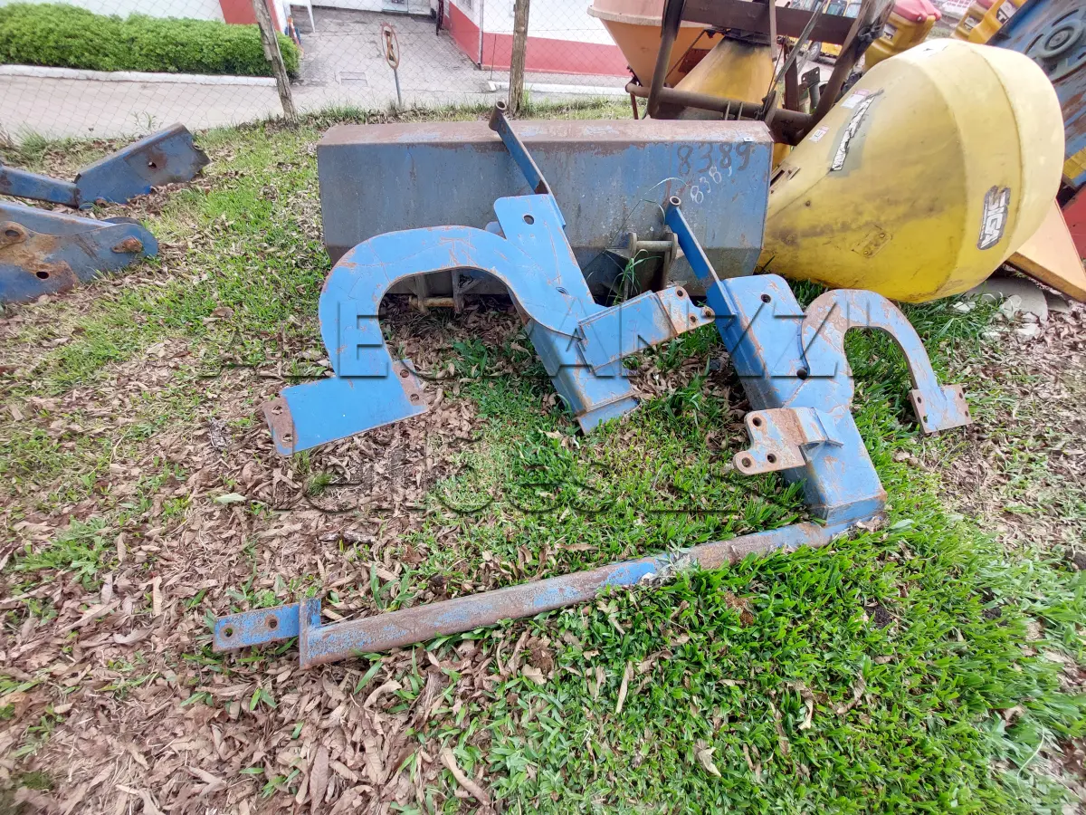 LOTE 018 - PLAINA AGRÍCOLA CARREGADEIRA LEVANTE AZUL / METAL FREITAS / MODELO CONCHA