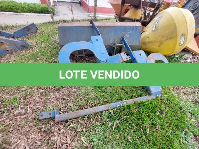 LOTE 018 - PLAINA AGRÍCOLA CARREGADEIRA LEVANTE AZUL / METAL FREITAS / MODELO CONCHA