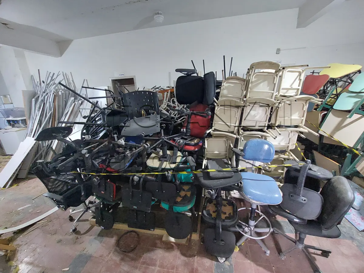 LOTE 003 - LOTE DE CADEIRAS