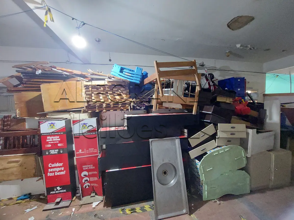 LOTE 008 - LOTE DE MÓVEIS EM GERAL