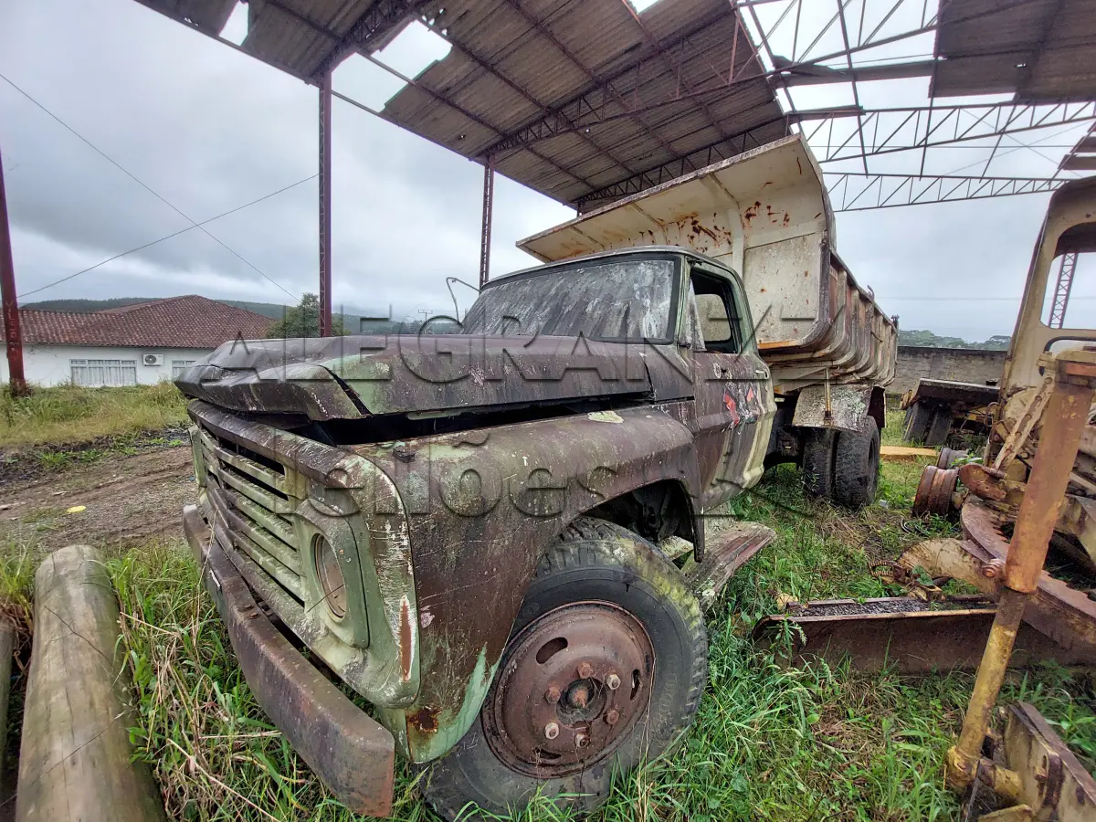 LOTE 043 - SUCATA DE VEÍCULO BAIXADO FORD CAMINHÃO F600 BASCULANTE - ANO 1980/1980