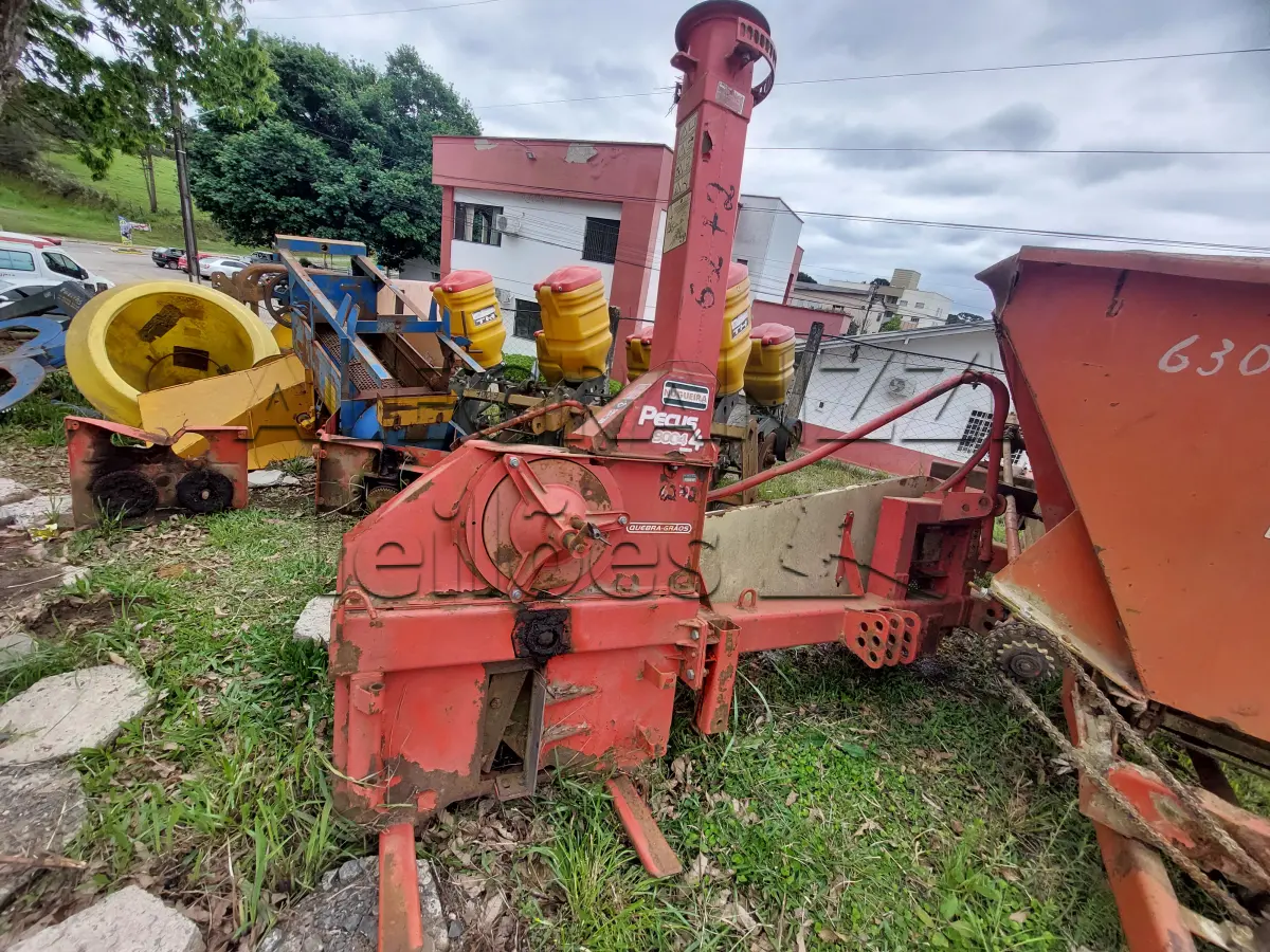 LOTE 017 - COLHEDORA FORRAGEIRA (ENCILADEIRA) NOGUEIRA