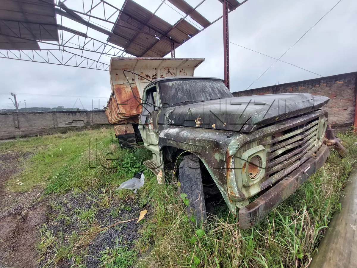 LOTE 043 - SUCATA DE VEÍCULO BAIXADO FORD CAMINHÃO F600 BASCULANTE - ANO 1980/1980