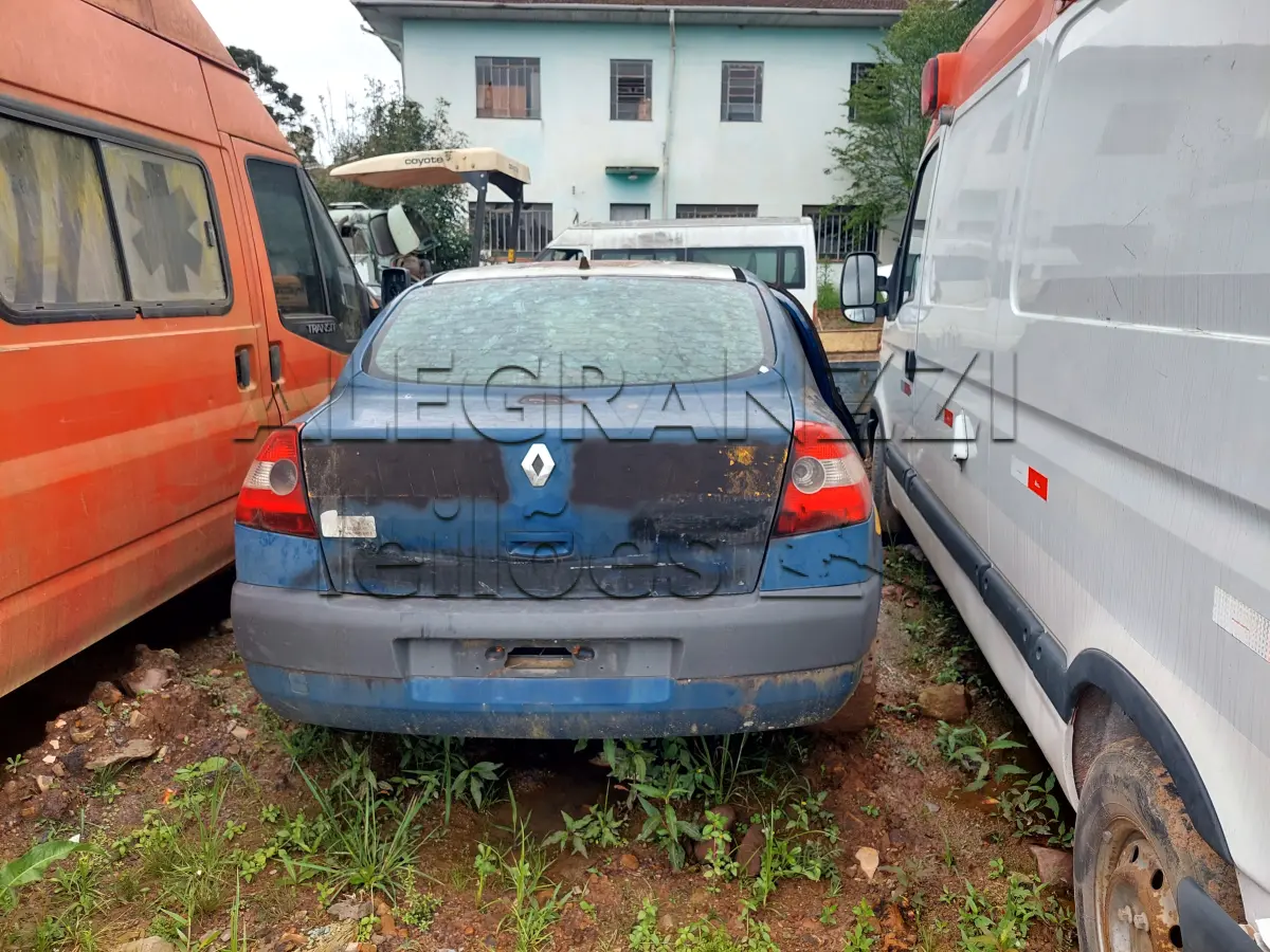 LOTE 028 - SUCATA DE VEÍCULO BAIXADO / RENAULT/MEGANE SD EXPR 20 / ANO/MODELO: 2009/2009