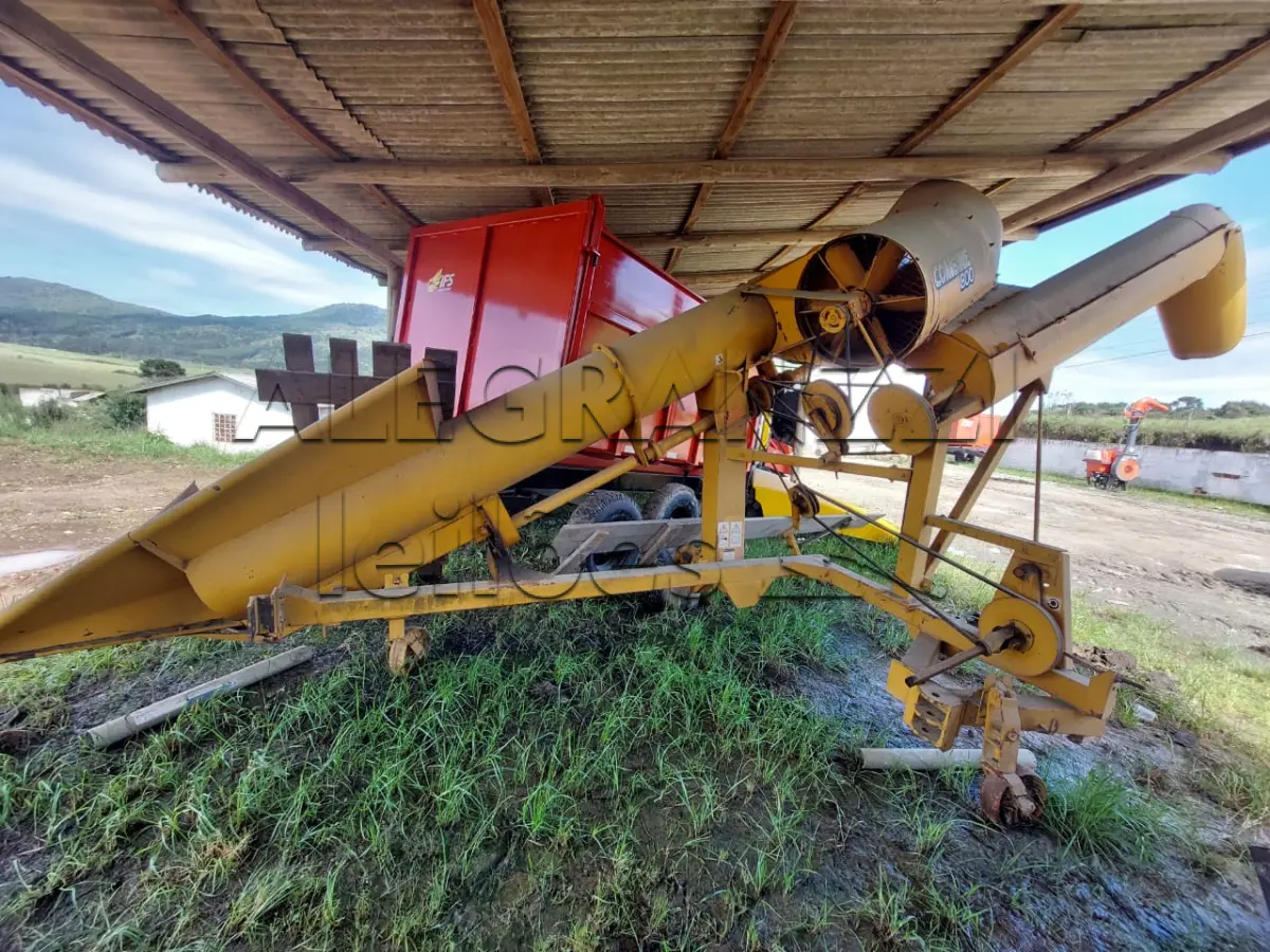 LOTE 022 - COLHEDORA DE ESPIGAS DE MILHO COMBINE