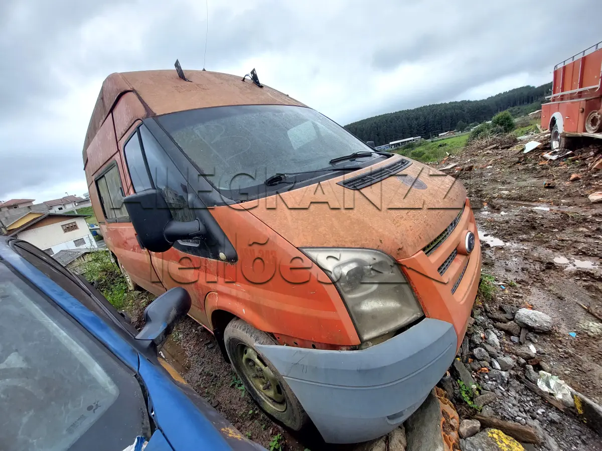 LOTE 026 - SUCATA DE VEÍCULO BAIXADO / FORD TRANSIT 350L TA (IMPORTADO) FURGÃO / ANO MODELO: 2010/2011
