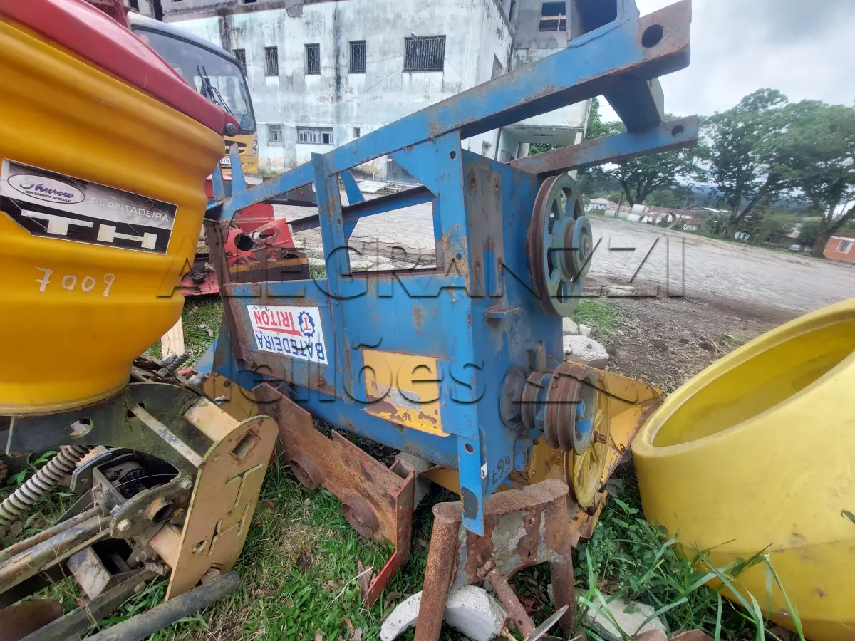 LOTE 013 - BATEDEIRA AGRÍCOLA PARA CEREAIS TRITON