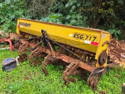 LOTE 007 - PLANTADEIRA E SEMEADEIRA MÚLTIPLA EICKHOFF / ANO 2010