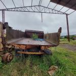 LOTE 043 - SUCATA DE VEÍCULO BAIXADO FORD CAMINHÃO F600 BASCULANTE - ANO 1980/1980